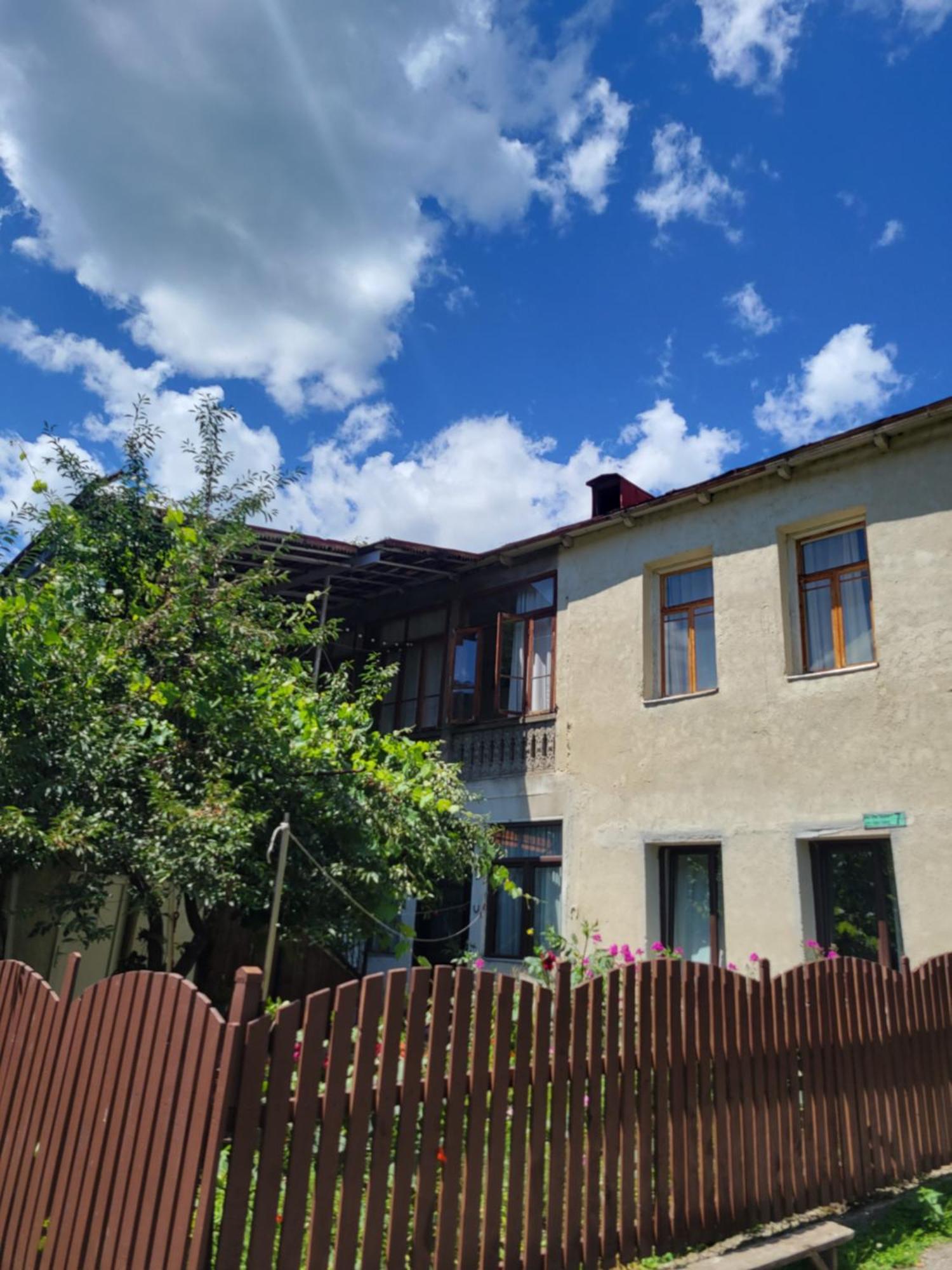 Ailama Guesthouse Mestia Bagian luar foto
