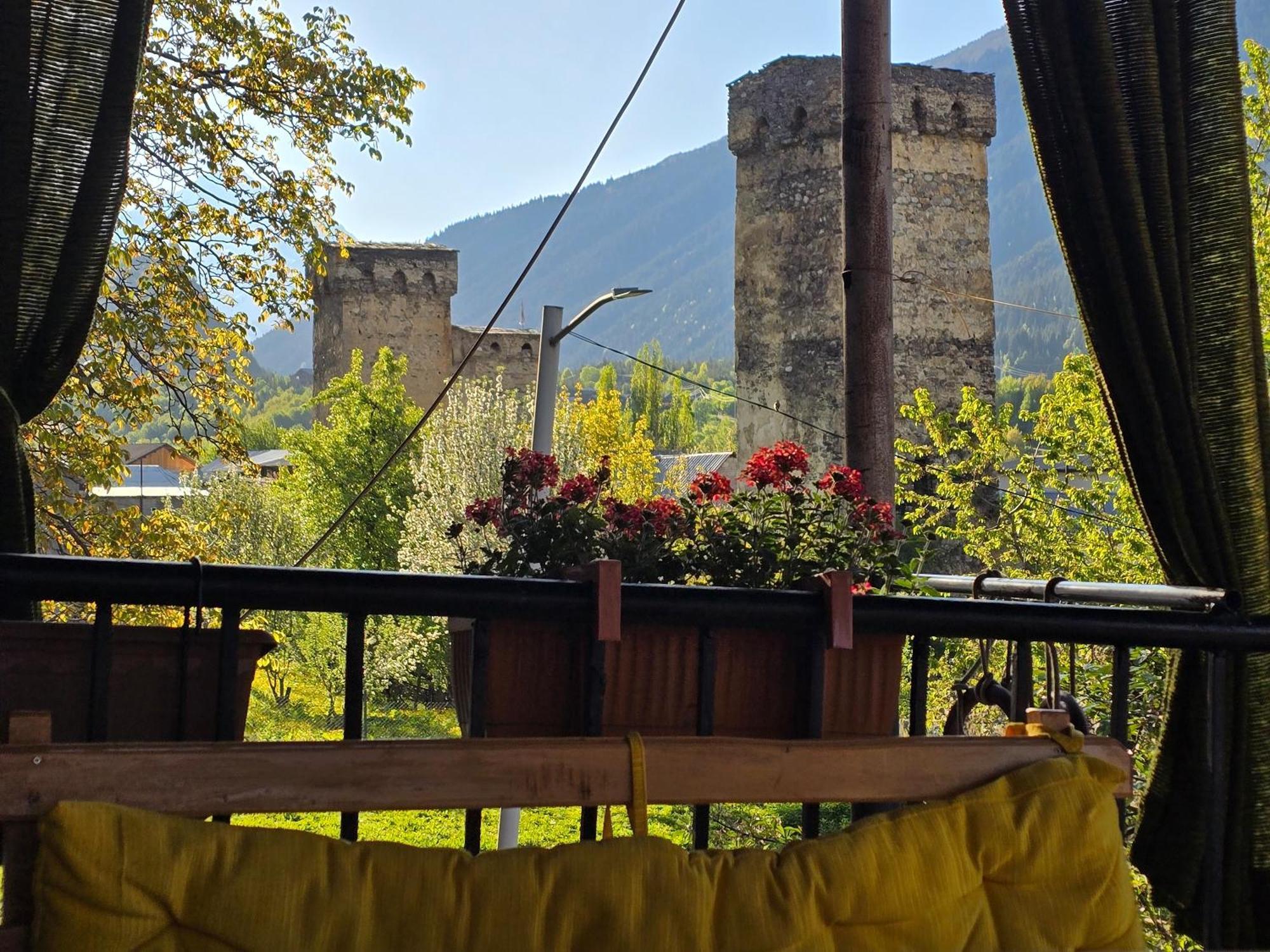 Ailama Guesthouse Mestia Bagian luar foto