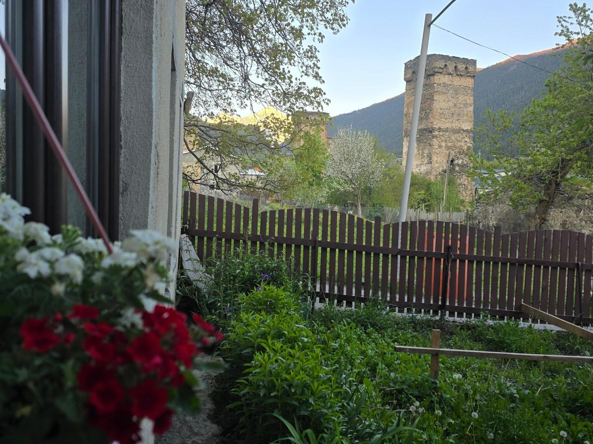 Ailama Guesthouse Mestia Bagian luar foto